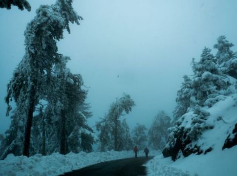 «Κάρμελ» – Στα λευκά ντύθηκε η Πεντέλη – Πώς θα κινηθεί σήμερα η κακοκαιρία