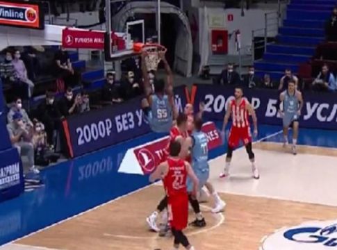 Κάρφωσε με μανία το καλάθι του Ερυθρού Αστέρα ο Μίκι! (vid)
