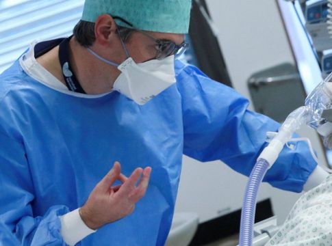 Κορωνοϊός – 4.036 νέα κρούσματα και 79 θάνατοι – Στους οι 624 διασωληνωμένοι