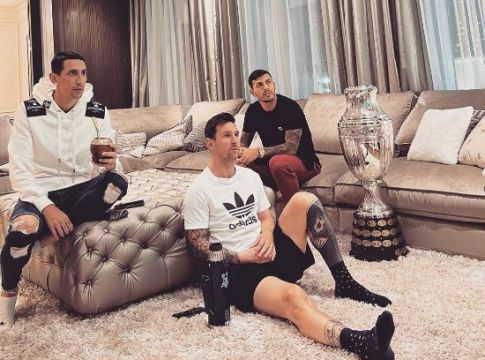 Ο Μέσι ποζάρει με το τρόπαιο του Κόπα Αμέρικα στο σαλόνι του (pic)