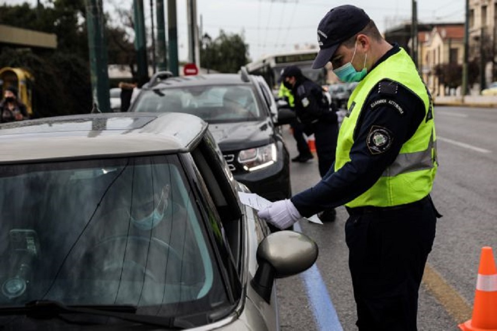 Χριστούγεννα με 10.000 αστυνομικούς στους δρόμους για την τήρηση των μέτρων