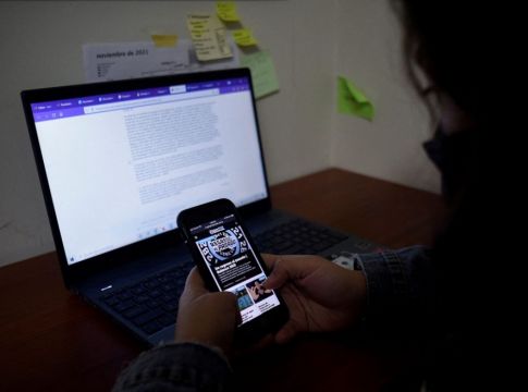 Νέα SMS προς την 24χρονη που δείχνουν την αφόρητη πίεση για να πάει στο ξενοδοχείο