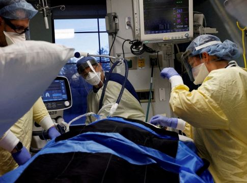 Κορωνοϊός: 17.409 νέα κρούσματα και 98 θάνατοι – Στους 653 οι διασωληνωμένοι