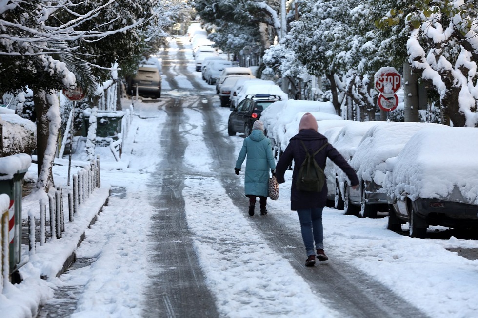 «Αυτό δεν έχει ξανασυμβεί» – Πολικό ψύχος και χιόνια από την Αττική μέχρι τα νησιά (vids)