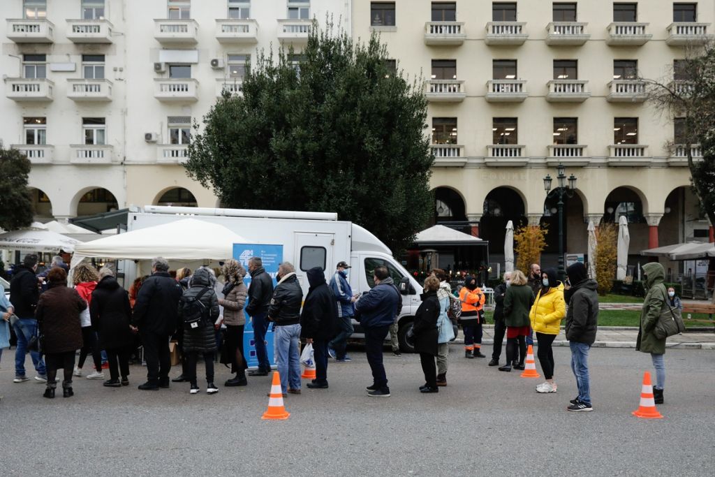 Διπλή απειλή με Δέλτα και Ομικρον ενώ… έρχεται και η μετάλλαξη από το Καμερούν;