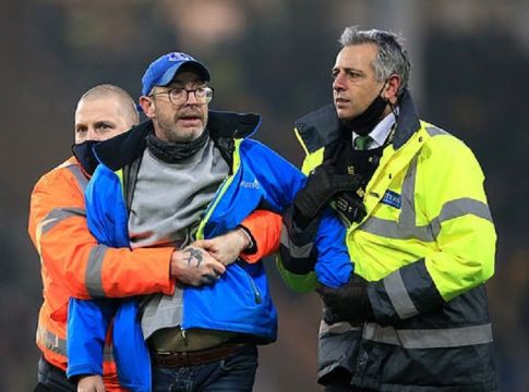 Οπαδός της Έβερτον έκανε… ντου στο γήπεδο με στόχο τον Μπενίτεθ (vid)