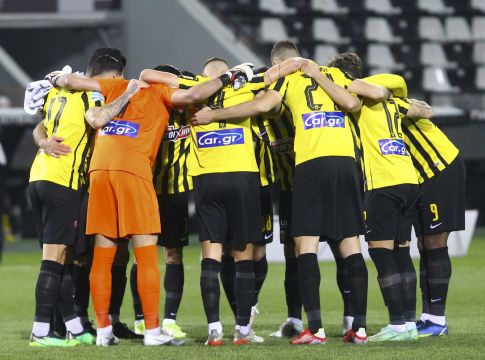 «Σκασμένοι» οι παίκτες της ΑΕΚ στα αποδυτήρια – «Από καθαρή ατυχία δεν φεύγουμε νικητές»