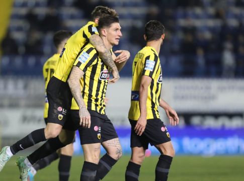 Ατρόμητος – ΑΕΚ 0-2: Πέρασε από το Περιστέρι, οργή (και) για τους Ελληνες διαιτητές
