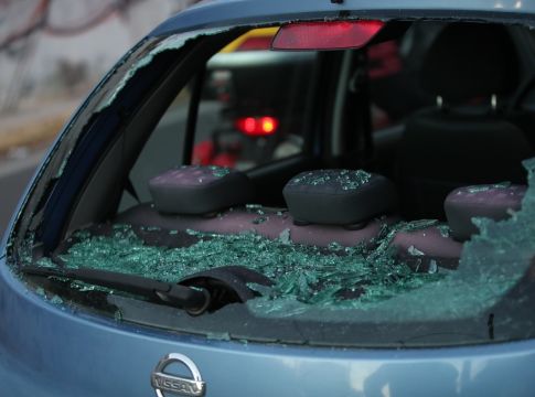 Σοκαριστικό βίντεο: Χτύπησαν γυναίκα στα επεισόδια στη Νίκαια (vid)