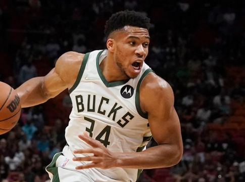 Η σπουδαία εμφάνιση του Αντετοκούνμπο δεν ήταν αρκετή (vid)