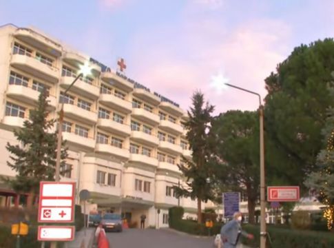 Αδιανόητο – Αρνήτρια κόρη ασθενούς απείλησε και χτύπησε νοσηλεύτρια