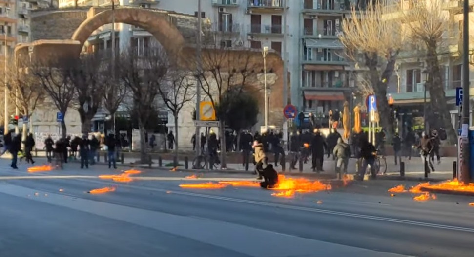 Θεσσαλονίκη – Επεισόδια με μολότοφ μετά το τέλος της πορείας στο κέντρο