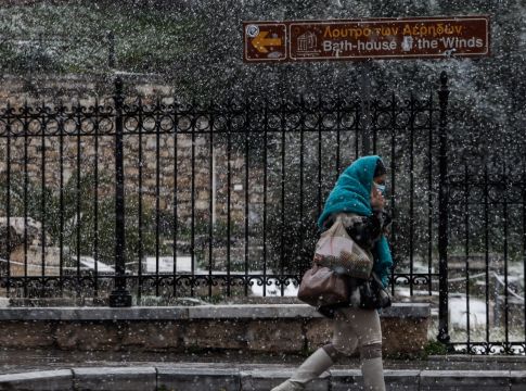 Κακοκαιρία «Ελπίδα»: Έπεσαν ρολά στο Δημόσιο