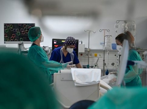 Σε ποιο όργανο εκτός από τους πνεύμονες μπορεί να προκαλεί μόνιμες βλάβες ο κορωνοϊός