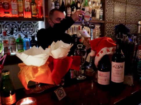 Κορωνοϊός: Χαλαρώνουν τα μέτρα από τη Δευτέρα, αν και οι νεκροί παραμένουν στα ύψη – Τι φοβούνται οι ειδικοί