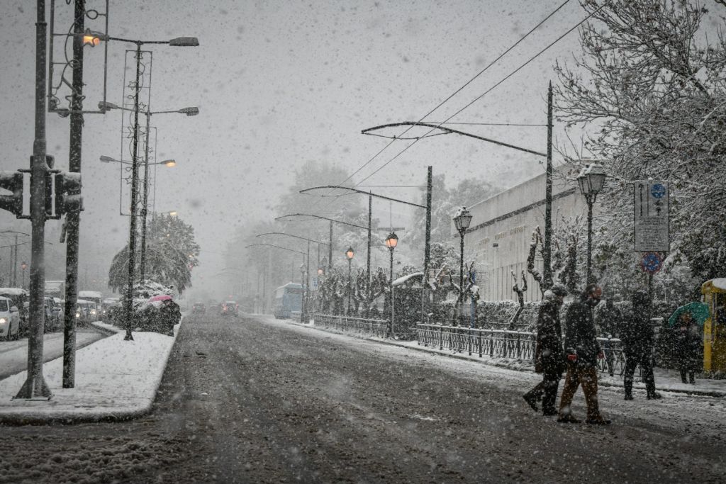 Έκτακτο δελτίο επιδείνωσης καιρού με καταιγίδες και χιόνια: Πού θα «χτυπήσουν»