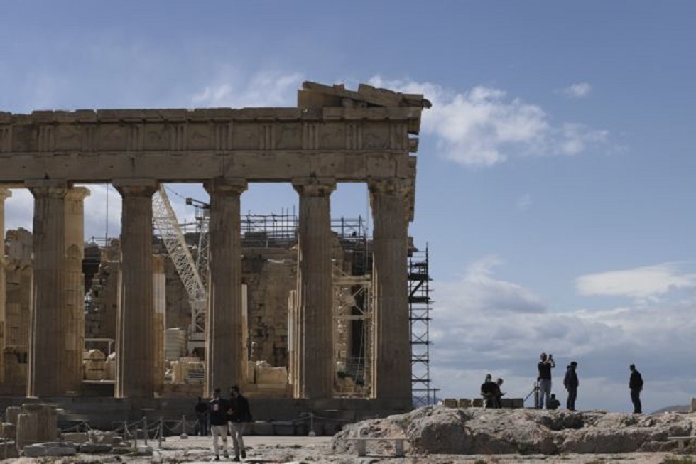 Χαμός με την ταινία «Ξεπαρθενών» – Τι απαντά η Μενδώνη για το γκέι ζευγάρι που κάνει σεξ στην Ακρόπολη