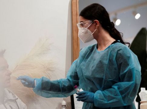 Η Ομικρον παρακάμπτει την ανοσία των εμβολίων – Μελέτη-«βόμβα»