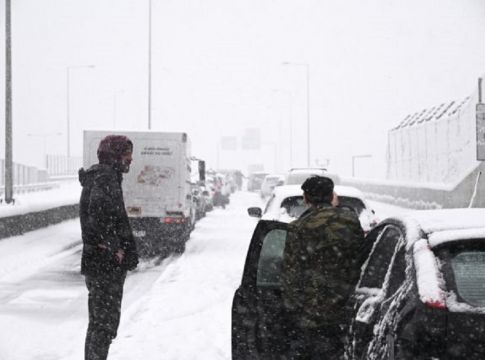 Συγκλονιστικό: 75χρονος διασώθηκε και έβαλε τα κλάματα – «Αν δεν ήσασταν εσείς θα είχαμε πεθάνει»