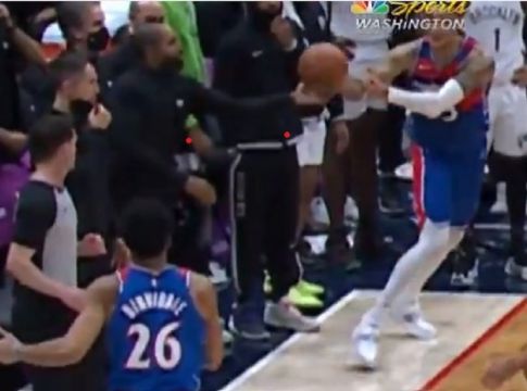 Απίστευτο – Ο βοηθός των Νετς έκανε κλέψιμο και οι διαιτητές δεν κατάλαβαν τίποτα (vid)