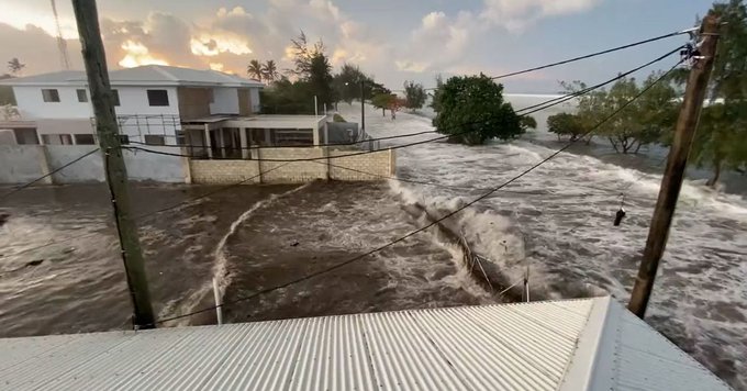 Τσουνάμι χτύπησε τα νησιά Τόνγκα – Πελώρια κύματα σαρώνουν στις ακτές – Συγκλονιστικά βίντεο