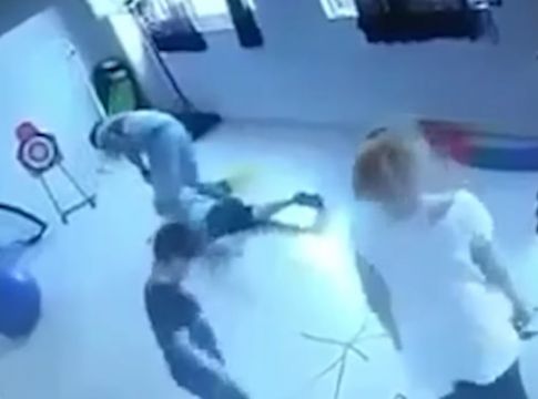Κέντρο για αυτιστικά παιδιά – Φρίκη με τις εικόνες φυσικοθεραπευτή να χτυπά βάναυσα ανήλικο νοσηλευόμενο