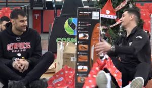 Ολυμπιακός – Οι παίκτες αντάλλαξαν δώρα σε χαλαρό κλίμα (vid)