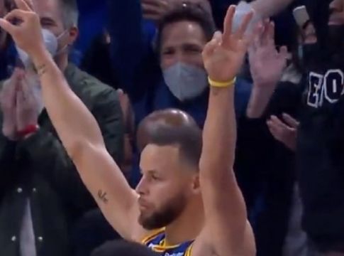 Ο Κάρι χάρηκε με την ψυχή του το Buzzer beater του Τόμπσον (vid)