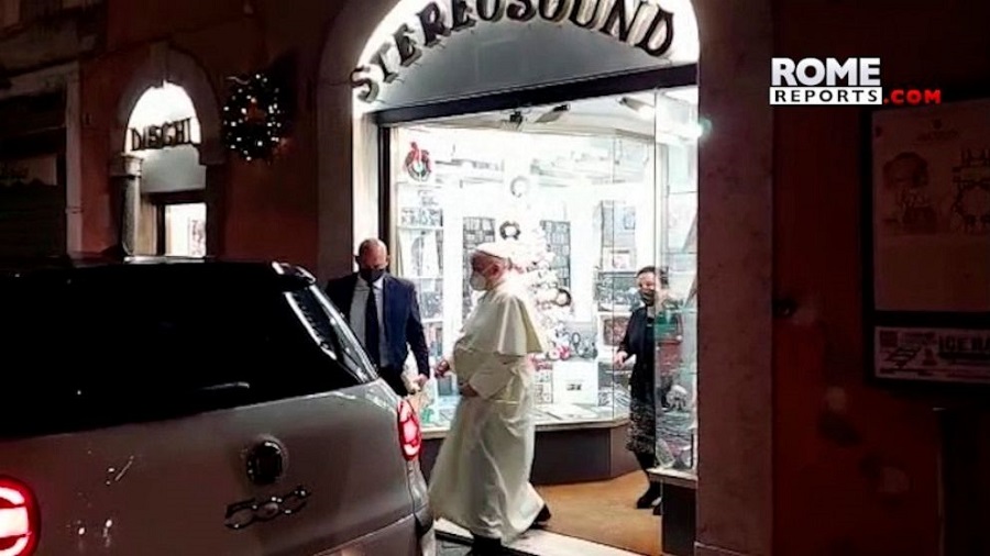 Πάπας Φραγκίσκος – Φιλική επίσκεψη σε δισκοπωλείο στο κέντρο της Ρώμης