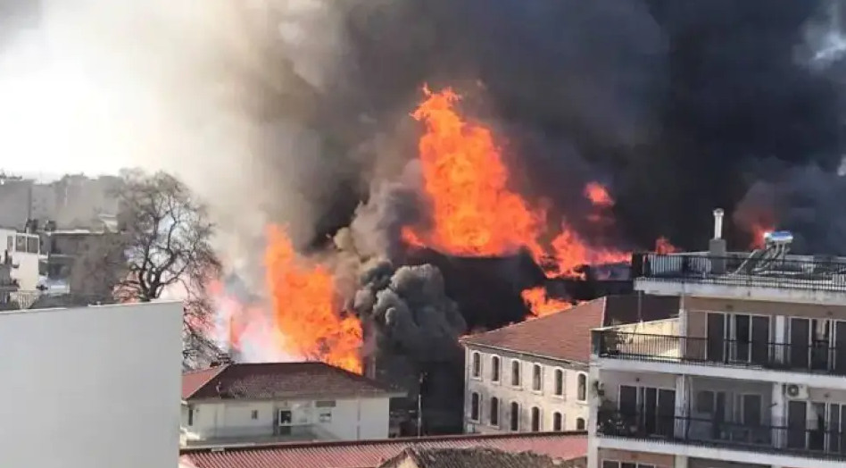 Μεγάλη φωτιά στο κέντρο της Ξάνθης – Απομακρύνεται κόσμος από τα καταστήματα (pics+vid)