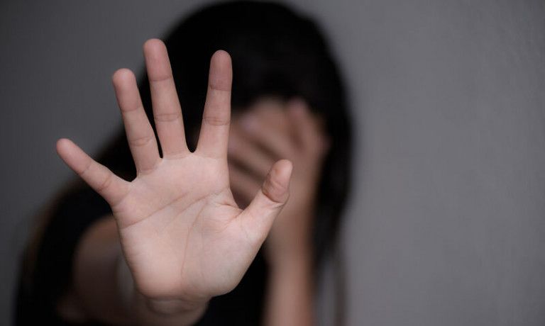 «Θέλω να φύγω, βοήθεια με χτυπάει»: Συγκλονίζουν οι κραυγές της 19χρονης που έπεσε θύμα ξυλοδαρμού από τον σύντροφό της