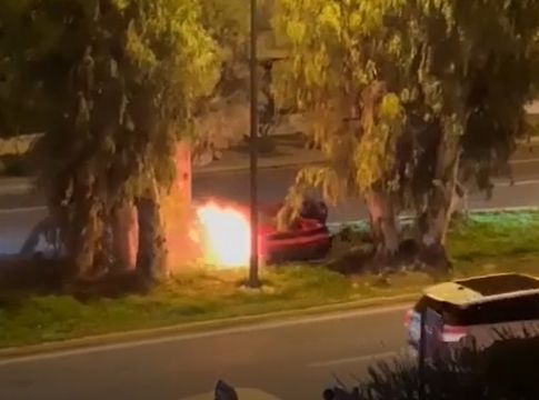 Νέο σοκαριστικό βίντεο από το τροχαίο του Μονογυιού – Πώς τον απεγκλώβισαν από τη φλεγόμενη Ferrari
