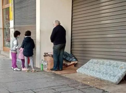 Το μεγαλείο της ανθρωπιάς – Άστεγος έδωσε κέρματα σε παιδιά που του είπαν τα κάλαντα (pic)