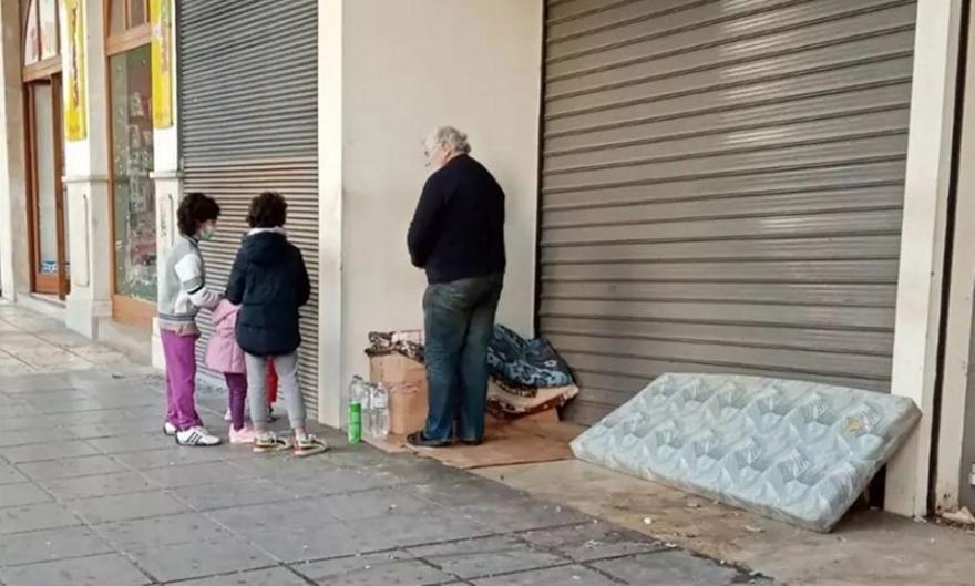 Το μεγαλείο της ανθρωπιάς – Άστεγος έδωσε κέρματα σε παιδιά που του είπαν τα κάλαντα (pic)