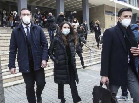 Χειροπέδες σε βασικό κατηγορούμενο για το κύκλωμα μαστροπείας – Τι αποκάλυψε ο δικηγόρος της 24χρονης