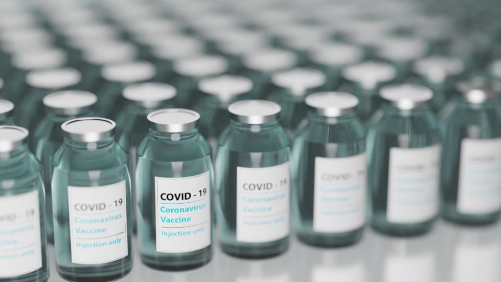 Σημαντική έρευνα – Πώς τα εμβόλια «έκοψαν» στο μισό θανάτους και βαριές νοσηλείες από κορωνοϊό