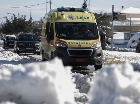 «Ελπίδα»: Διασώστες του ΕΚΑΒ παλεύουν στα χιόνια για να παραλάβουν τραυματίες – Πάνω από 350 κλήσεις για πτώσεις στον πάγο
