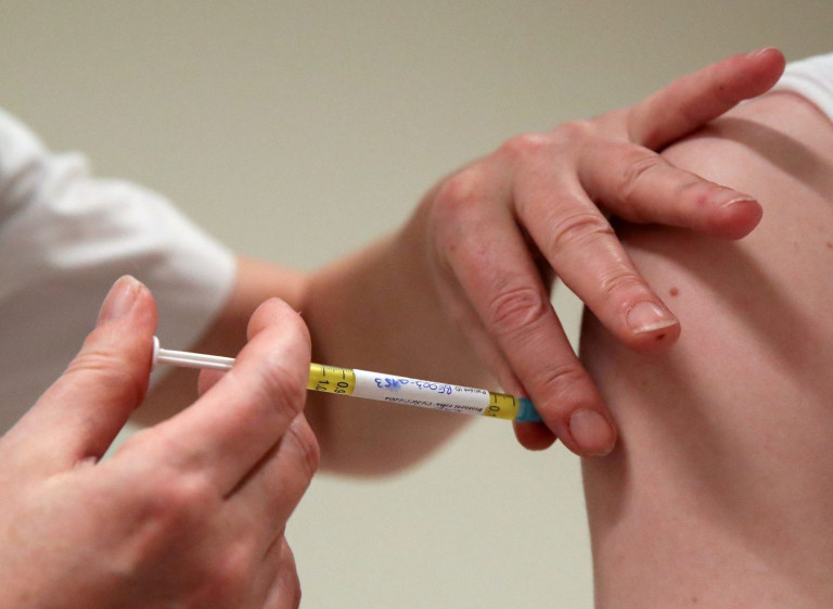 Ποιοι θα εμβολιάζονται για την ευλογιά των πιθήκων – Τι αποφάσισε η Εθνική Επιτροπή Εμβολιασμών