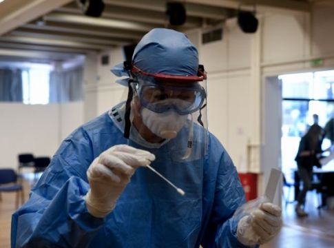 Πάνω από 30.000 σήμερα τα κρούσματα