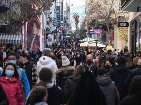 Η «καταιγίδα» της Όμικρον χτυπάει την Ελλάδα – «Πολύ μεταδοτική, θα γεμίσει ο κόσμος»
