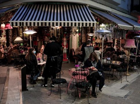 Κορωνοϊός: Επανέρχεται η μουσική και απελευθερώνεται το ωράριο στην εστίαση