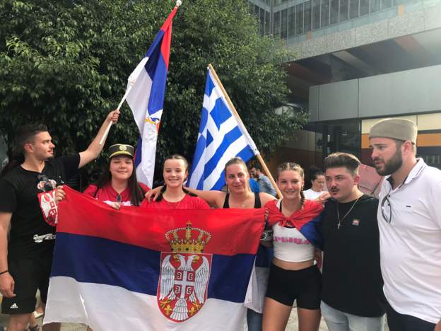 Έπος – Σέρβοι και Έλληνες χόρεψαν συρτάκι στη Μελβούρνη για τον Τζόκοβιτς (vid)