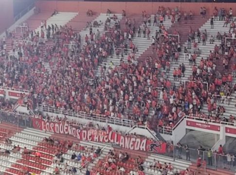 Οπαδοί της Ιντεπεντιέντε έδειραν διαδηλωτές για να προλάβουν φιλικό αγώνα (vid)