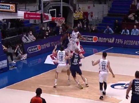 Ζενίτ – Εφές: Μυθικό κάρφωμα του Πόιθρες μπροστά στον Ντάνστον (vid)