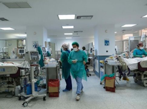 Κορωνοϊός – Νοσεί το ΕΣΥ – Εκτός μάχης πάνω από 2.000 υγειονομικοί – Αντί προσλήψεων μειώνεται η καραντίνα