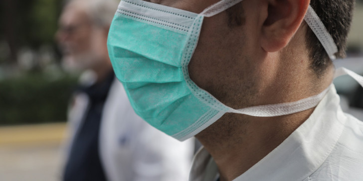 Παραλλαγή Όμικρον – Ποια προστασία παρέχουν οι μάσκες υψηλής προστασίας, οι χειρουργικές και οι υφασμάτινες