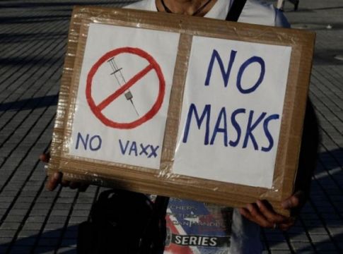 Κορωνοϊός: Αντιεμβολιαστές και υγειονομικοί σε αναστολή συμμετείχαν σε συγκέντρωση διαμαρτυρίας στο Σύνταγμα