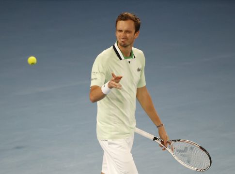 Δυσκολεύτηκε ο Μεντβέντεφ, αλλά τα κατάφερε και πήγε στους «8»