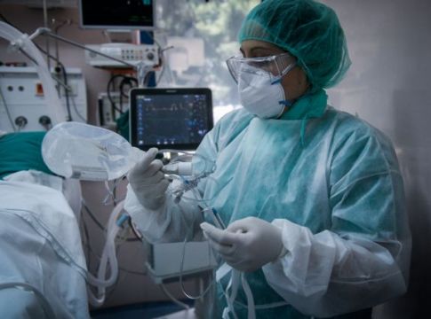 Όμικρον και Δέλτα μαζί γονατίζουν το σύστημα Υγείας – Οι φόβοι για νέα πίεση στις ΜΕΘ