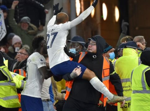 Μόουρα – Ανέβηκε στην πλάτη σεκιούριτι για να πανηγυρίσει με τους οπαδούς της Τότεναμ (vid)